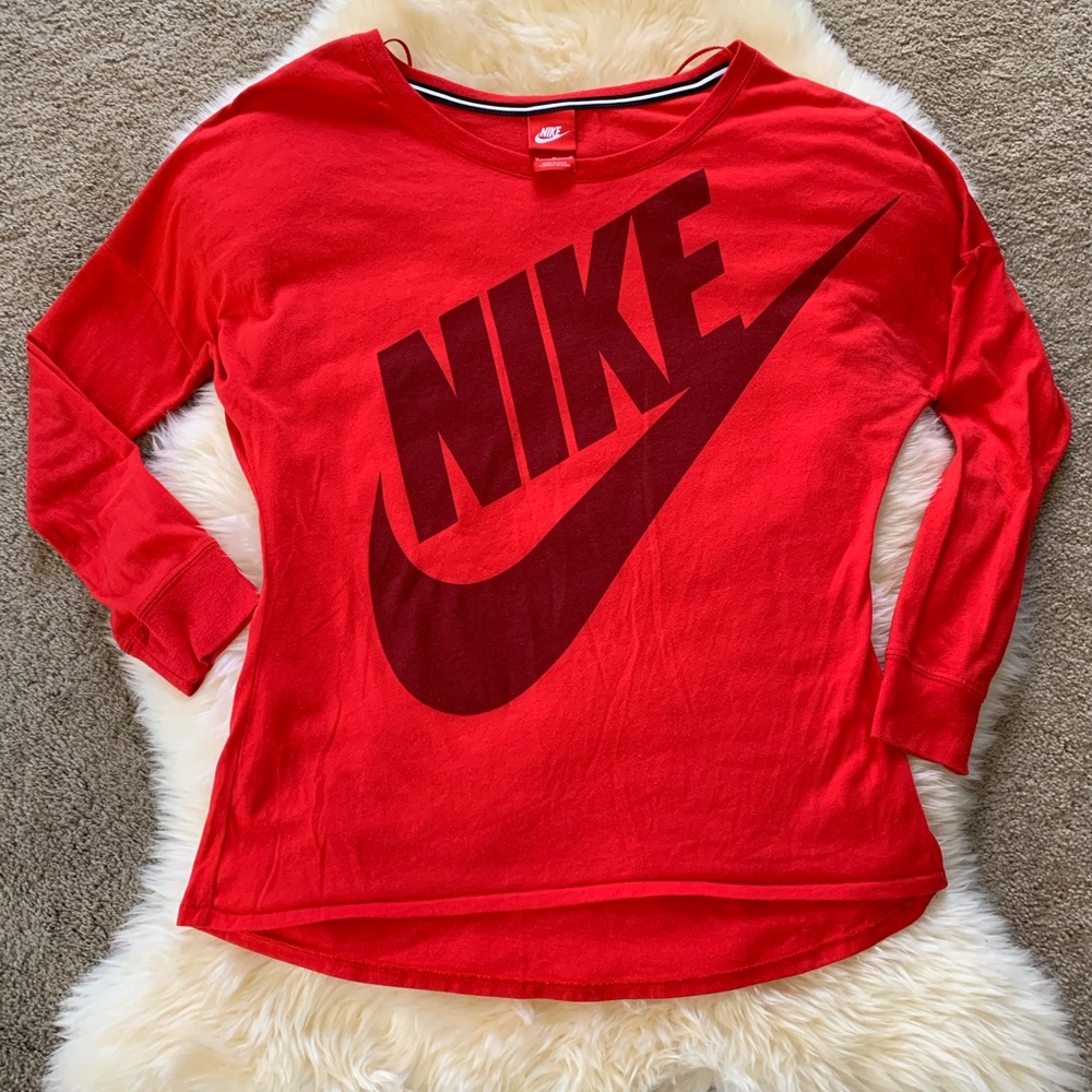 Nike Women’s Long sleeve workout Top, Red, Medium